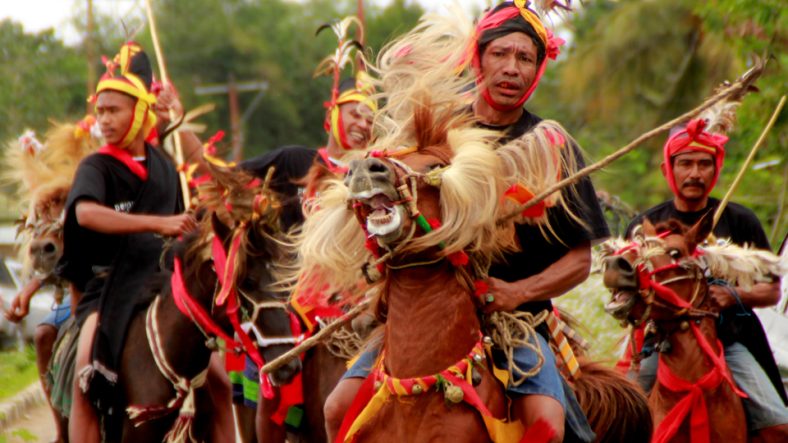 Budaya NTT Tenun Ikat dan Festival Adat Lokal
